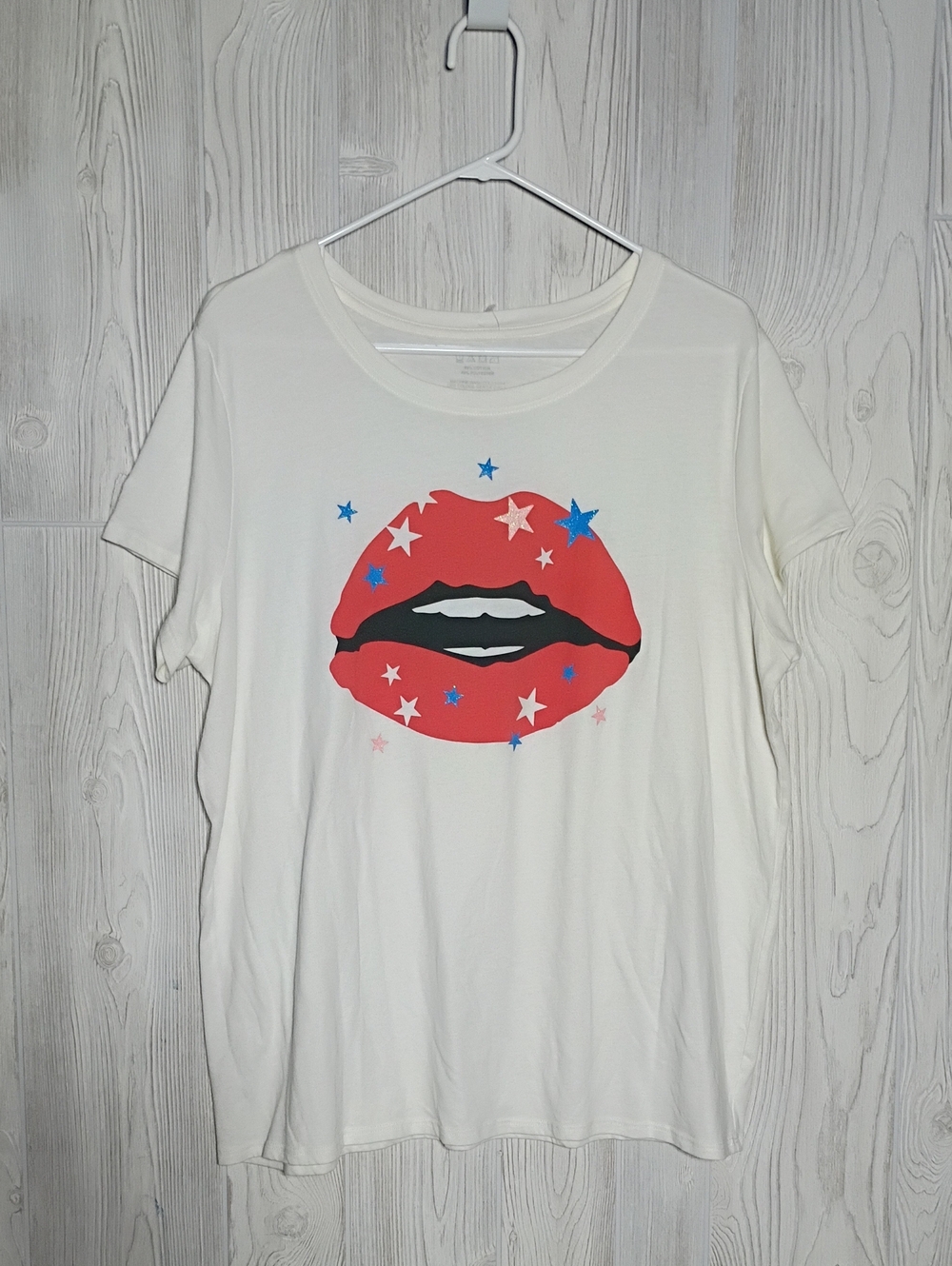 ✴️3 for $15: Red Lips W/ Glitter Stars Tee